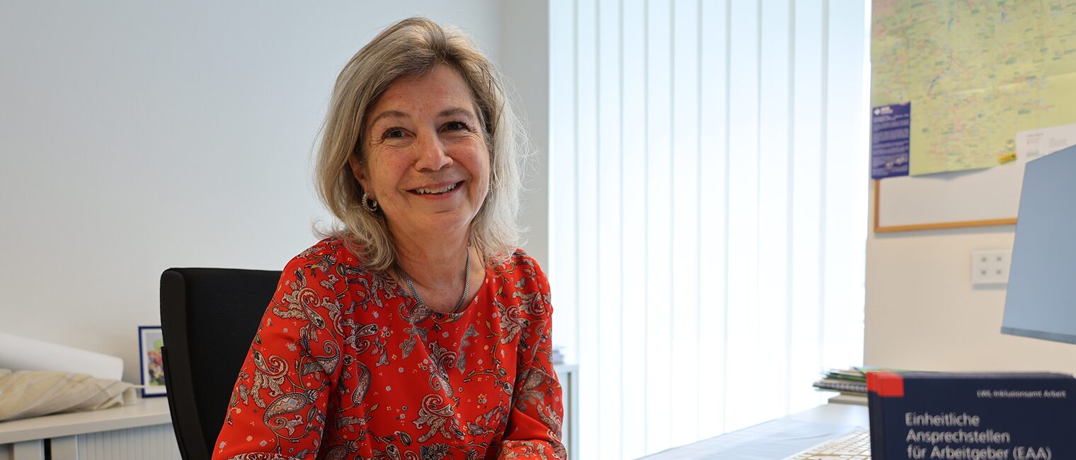 Verena Kurth Verena Kurth, Fachberaterin für Inklusion, sitzt an ihrem Schreibtisch bei der Handwerkskammer Südwestfalen.