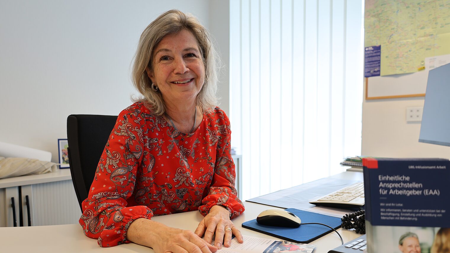 Verena Kurth, Fachberaterin für Inklusion, sitzt an ihrem Schreibtisch bei der Handwerkskammer Südwestfalen.