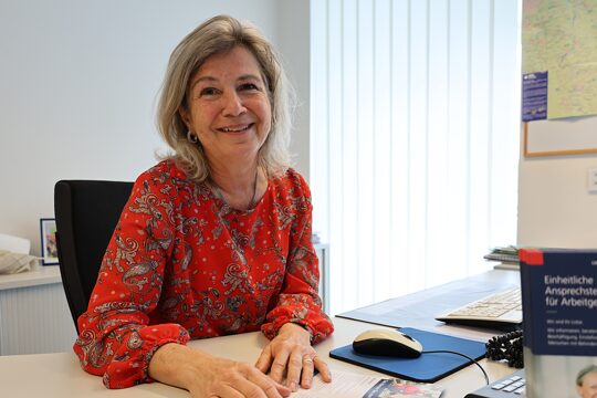 Verena Kurth, Fachberaterin für Inklusion, sitzt an ihrem Schreibtisch bei der Handwerkskammer Südwestfalen.