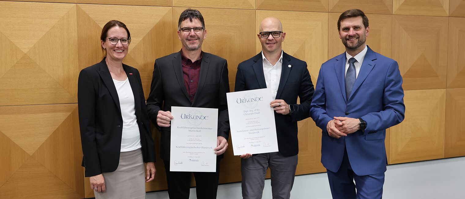 Ein Gruppenbild mit den beiden neuen Sachverständigen Martin Koß und Christoph Daub.