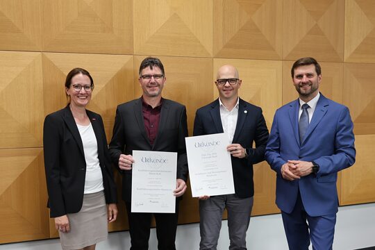 Ein Gruppenbild mit den beiden neuen Sachverständigen Martin Koß und Christoph Daub.