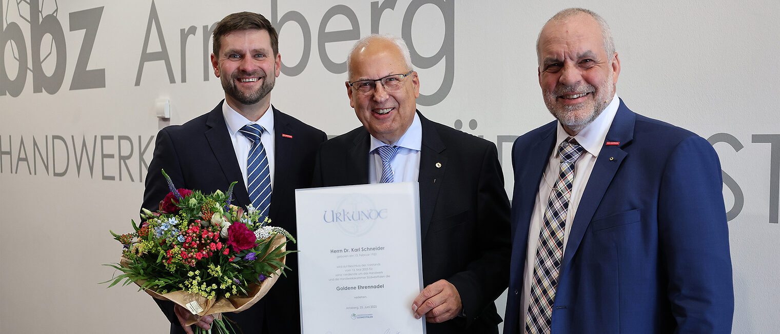 Gruppenfoto von Kammer-Hauptgeschäftsführer Hendrik Schmitt, HSK-Landrat Dr. Karl Schneider, Kammer-Präsident Jochen Renfordt