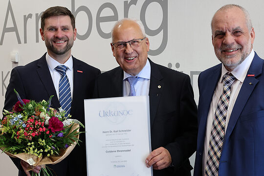 Gruppenfoto von Kammer-Hauptgeschäftsführer Hendrik Schmitt, HSK-Landrat Dr. Karl Schneider, Kammer-Präsident Jochen Renfordt