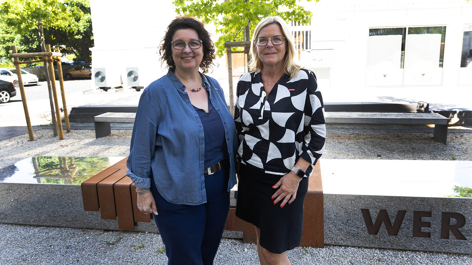 Jeannette Peters von den Unternehmerfrauen im Handwerk und Uta Neumeister, von der Handwerkskammer Südwestfalen.