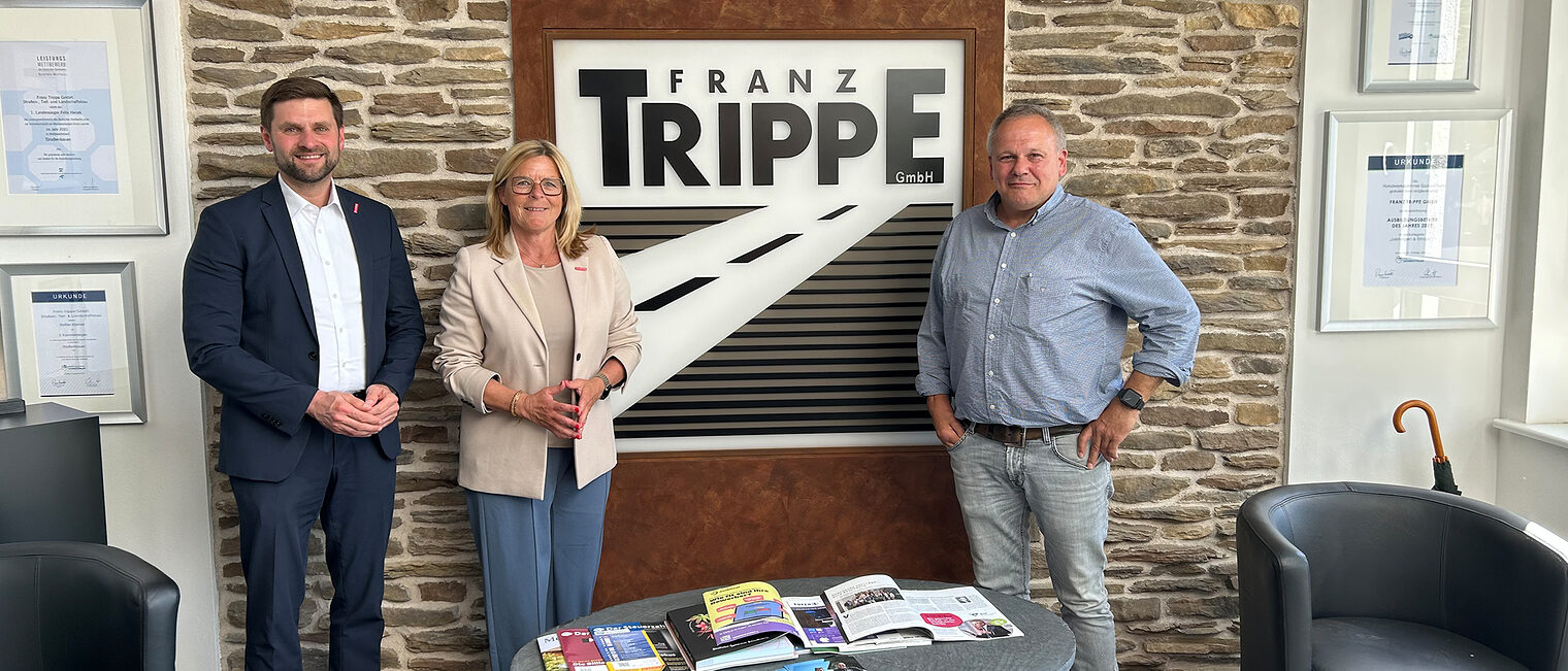 Hendrik Schmitt, Uta Neumeister und Stefan Trippe im Foyer des Handwerksbetriebs Franz Trippe GmbH.