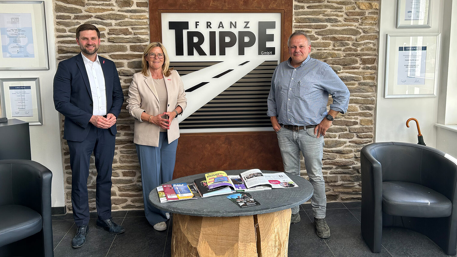Hendrik Schmitt, Uta Neumeister und Stefan Trippe im Foyer des Handwerksbetriebs Franz Trippe GmbH.