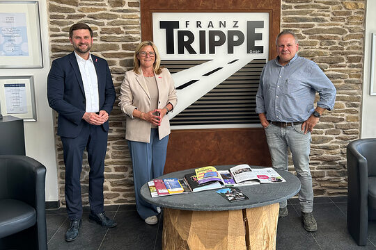 Hendrik Schmitt, Uta Neumeister und Stefan Trippe im Foyer des Handwerksbetriebs Franz Trippe GmbH.