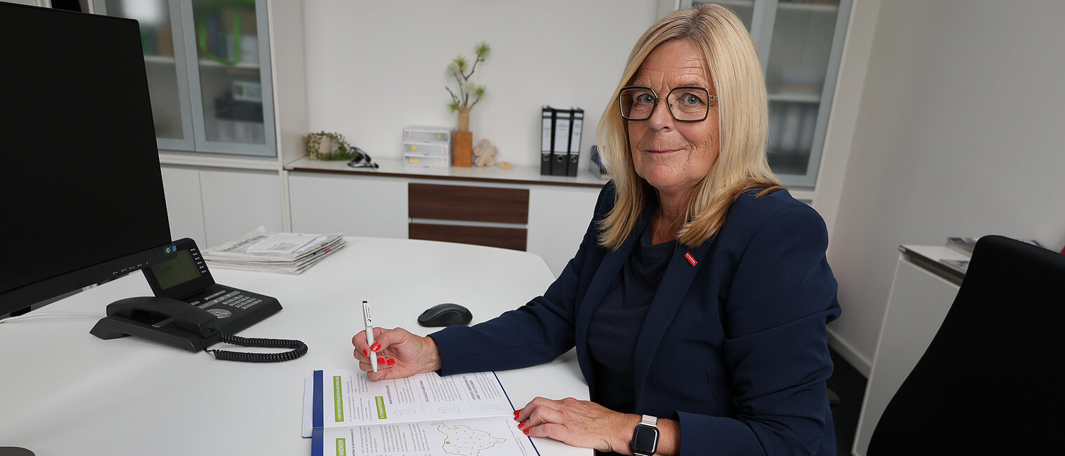 Uta Neumeister von der Handwerkskammer mit einem Heft mit den Kommunalwahlforderungen des Handwerks in Südwestfalen.