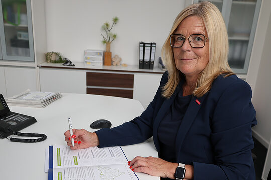 Uta Neumeister von der Handwerkskammer mit einem Heft mit den Kommunalwahlforderungen des Handwerks in Südwestfalen.