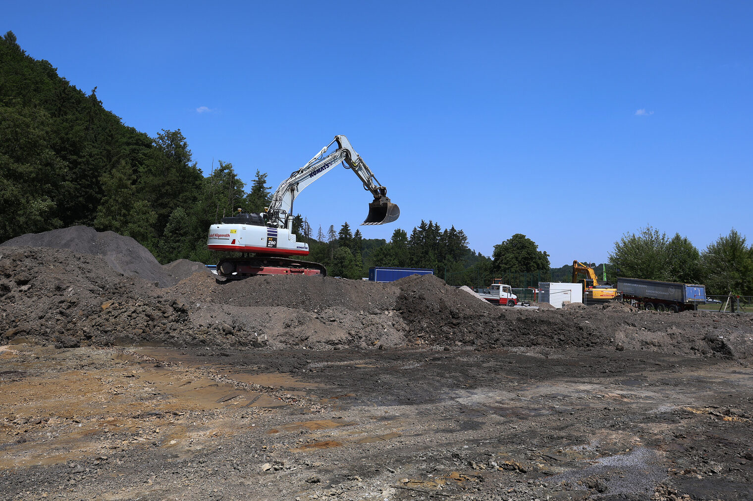Ein Bagger bei Erdarbeiten für den Neubau der Tischlerhalle am bbz Arnsberg.