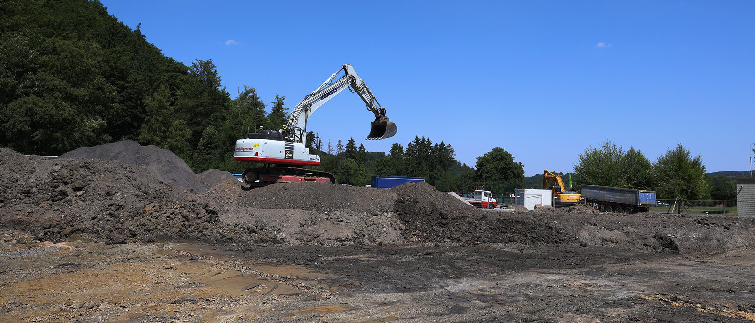 Ein Bagger bei Erdarbeiten für den Neubau der Tischlerhalle am bbz Arnsberg.