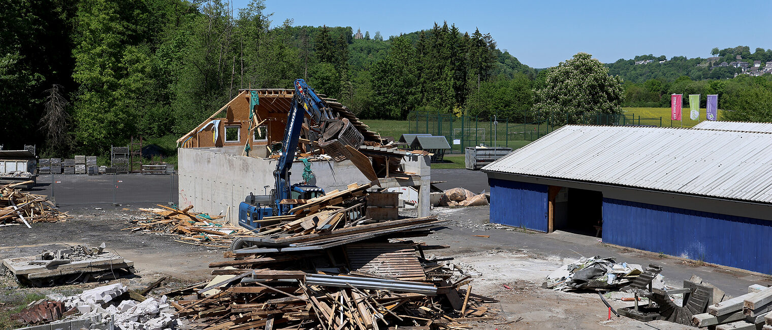 Abbrucharbeiten an alten Bauten auf dem Gelände des bbz Arnsberg, wo eine neue TIschlerwerkstatt entstehen soll. 