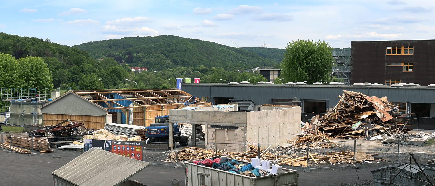 Abbrucharbeiten auf dem Gelände des bbz Arnsberg, wo eine neue Tischlerwerkstatt entstehen soll.