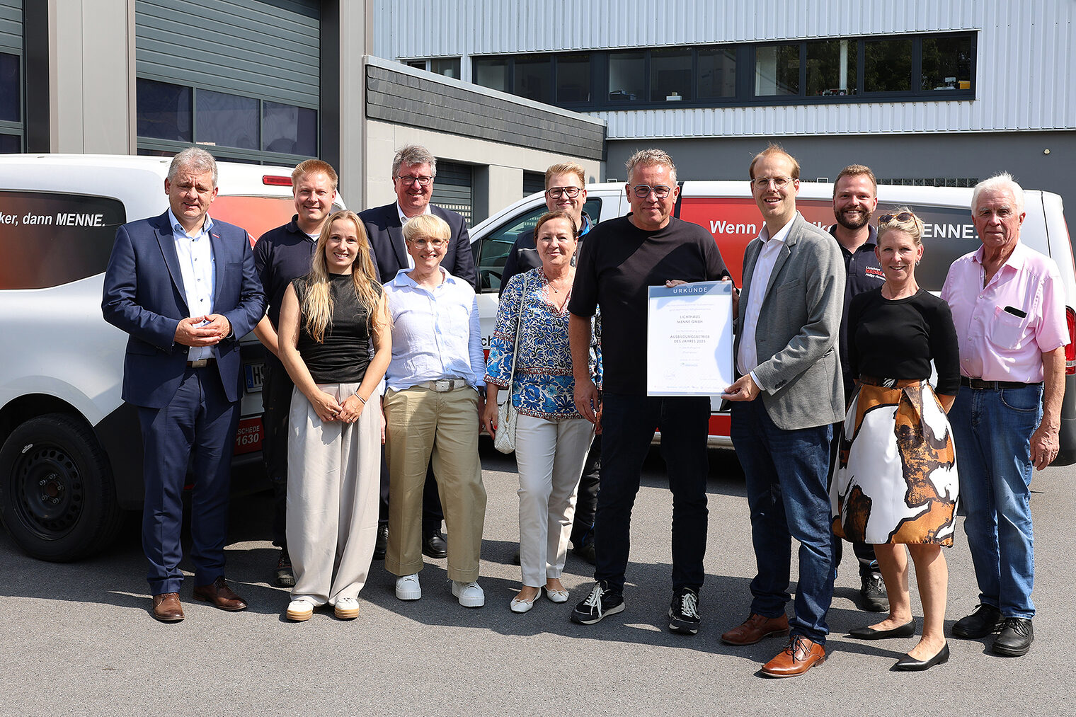 Gruppenfoto mit Vertretern der Handwerkskammer Südwestfalen und der Lichthaus Menne GmbH vor dem Betrieb in Meschede.Enste.