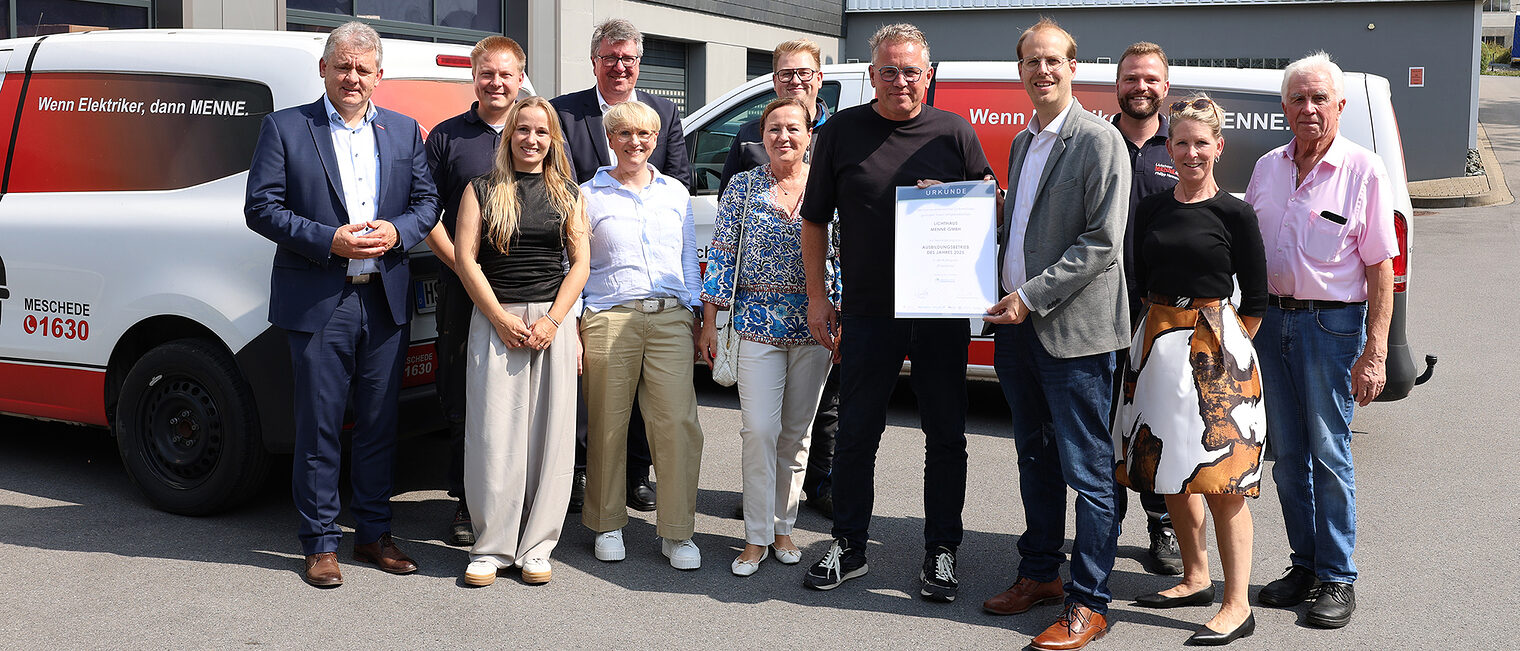 Lichthaus Menne für Ausbildungspreis nominiert Gruppenfoto mit Vertretern der Handwerkskammer Südwestfalen und der Lichthaus Menne GmbH vor dem Betrieb in Meschede.Enste.