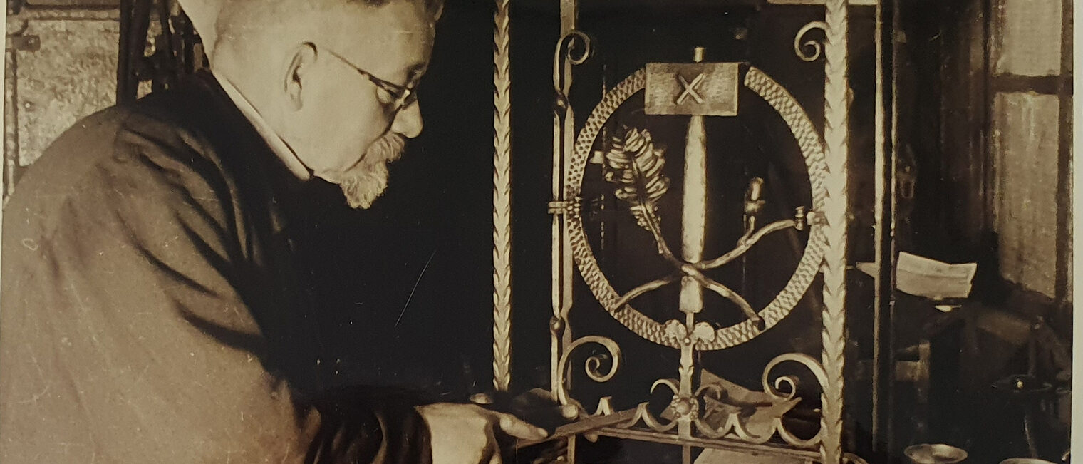 Eine alte Aufnahme aus dem Jahr 1944, die einen Schlossermeister bei der Arbeit in seiner Werkstatt zeigt.