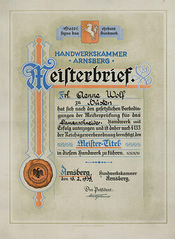 Ein alter Meisterbrief der Handwerkskammer zu Arnsberg, ausgestellt im Jahr 1938 an eine Damenschneiderin.