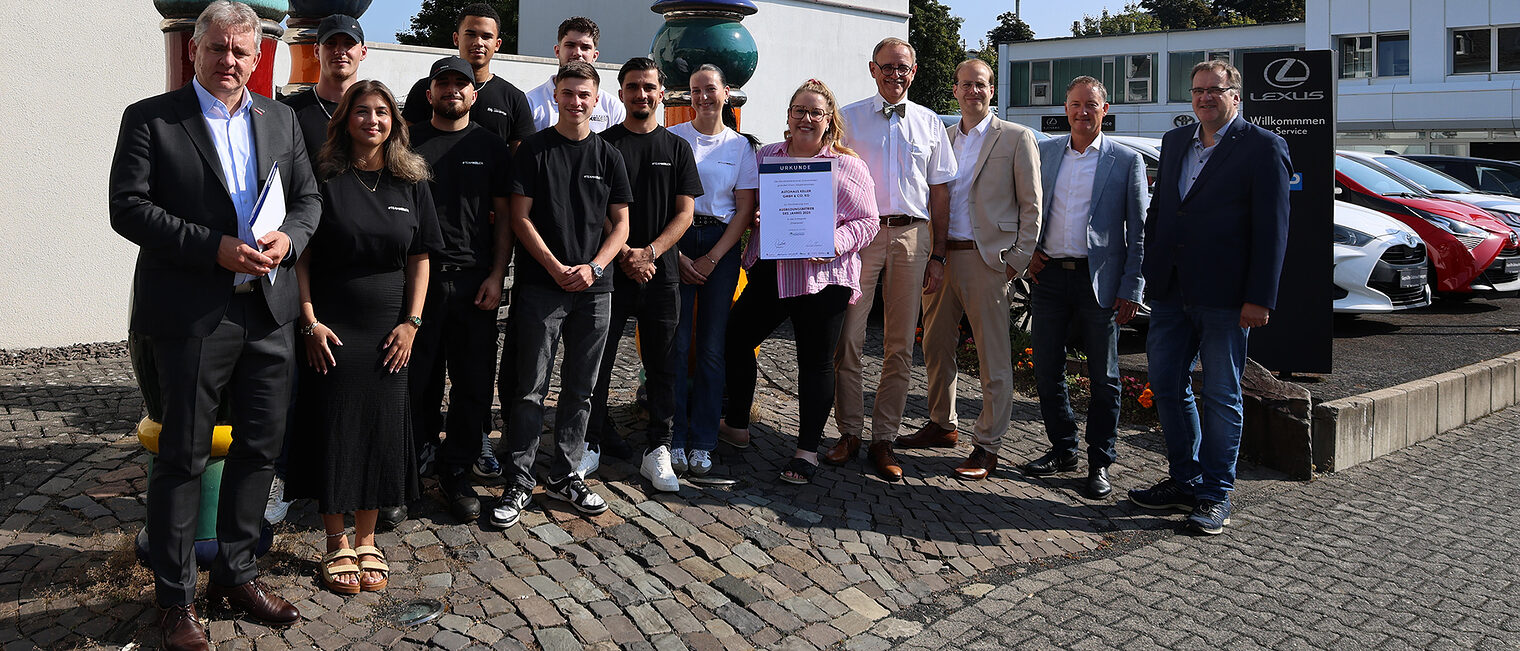 Autohaus Keller Gruppenfoto mit Geschäftsführung und Auszubildenden des Autohauses Keller sowie Vertretern der Handwerkskammer Südwestfalen.