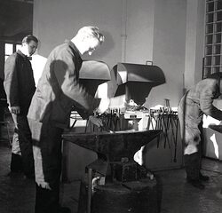Handwerker arbeiten in einer Metallwerkstatt im bbz Eslohe.