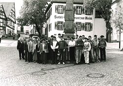 Gruppenfoto mit jungen Handwerks-Lehrlingen auf dem Steinweg in der Altstadt von Arnsberg.