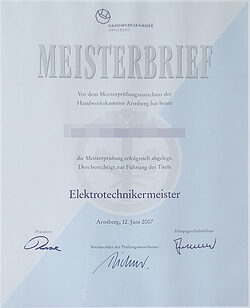 Ein Meisterbrief der Handwerkskammer Arnsberg aus dem Jahr 2007, gestaltet mit einem weißen und hellblauen Hintergrund.