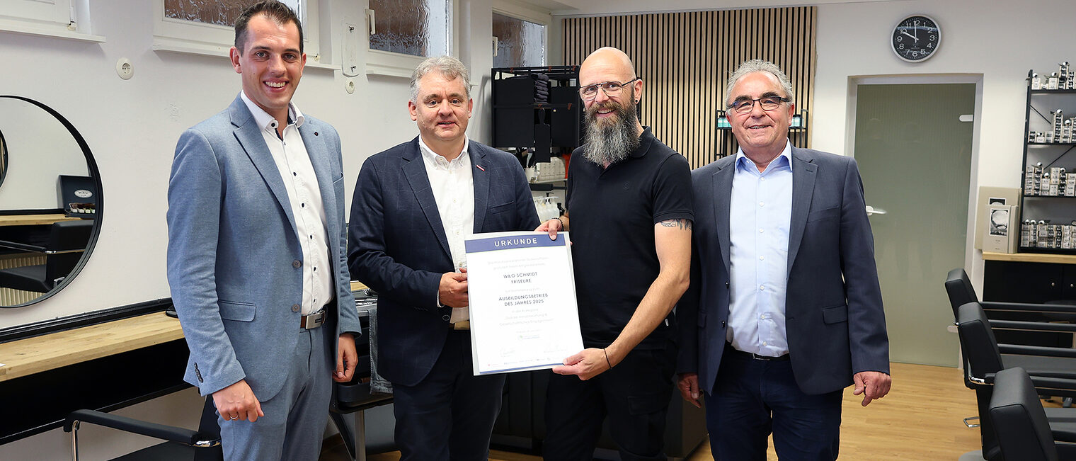 W&O Schmidt Friseure für Ausbildungspreis nominiert Gruppenfoto mit Friseurmeister Oliver Schmidt sowie Vertretern der Handwerkskammer, Kreishandwerkerschaft und Sparkasse.