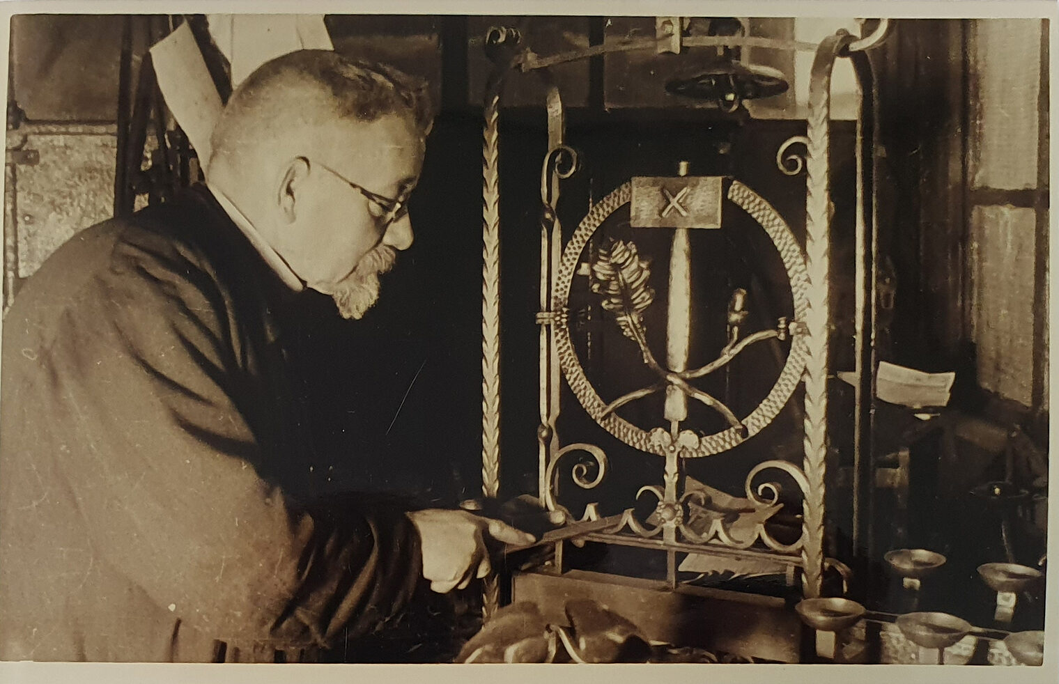 Eine alte Aufnahme aus dem Jahr 1944, die einen Schlossermeister bei der Arbeit in seiner Werkstatt zeigt.