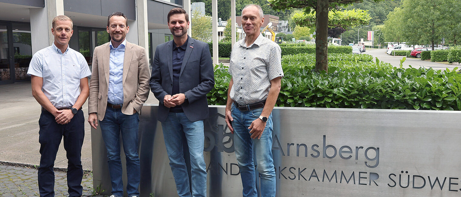 ZDH ZERT-Geschäftsführer Markus Jäger hat das bbz Arnsberg besucht. Gruppenfoto mit Markus Jäger von ZDH Zert und Vertretern der Handwerkskammer Südwestfalen.