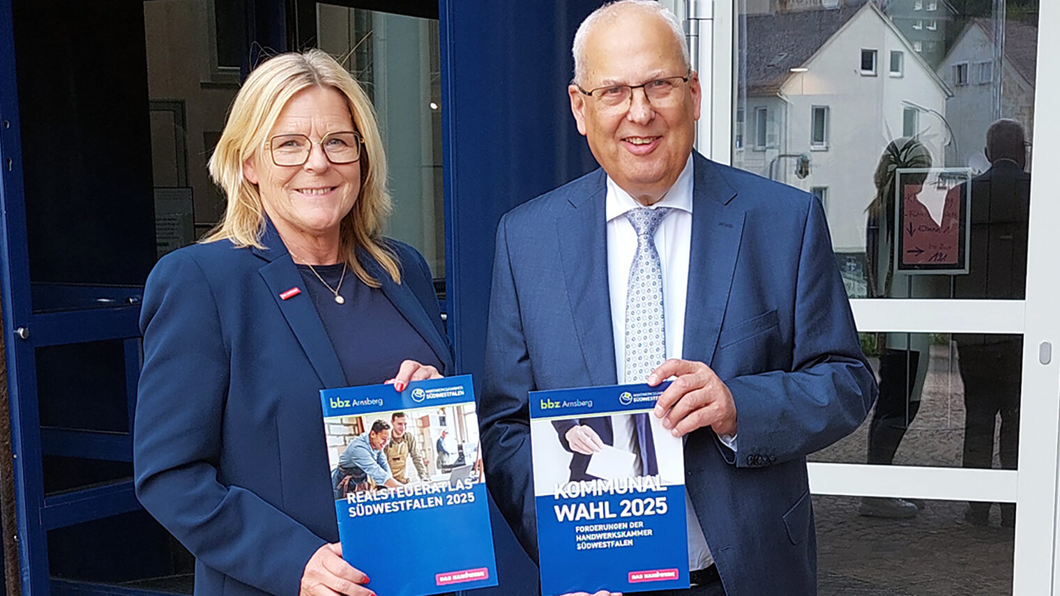 Foto mit dem Landrat des Hochsauerlandkreises Dr. Karl Schneider und Uta Neumeister. 