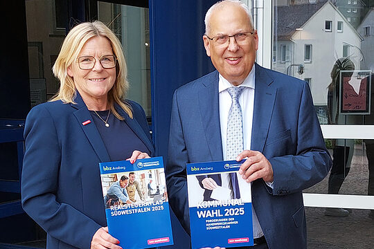 Foto mit dem Landrat des Hochsauerlandkreises Dr. Karl Schneider und Uta Neumeister. 