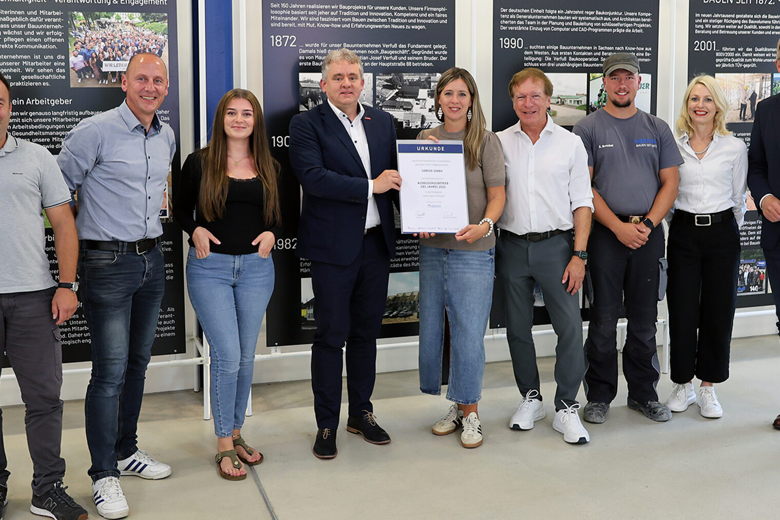 Gruppenfoto mit Vertreterinnen und Vertreter zur Nominierung zum Ausbildungspreis des Jahres. 