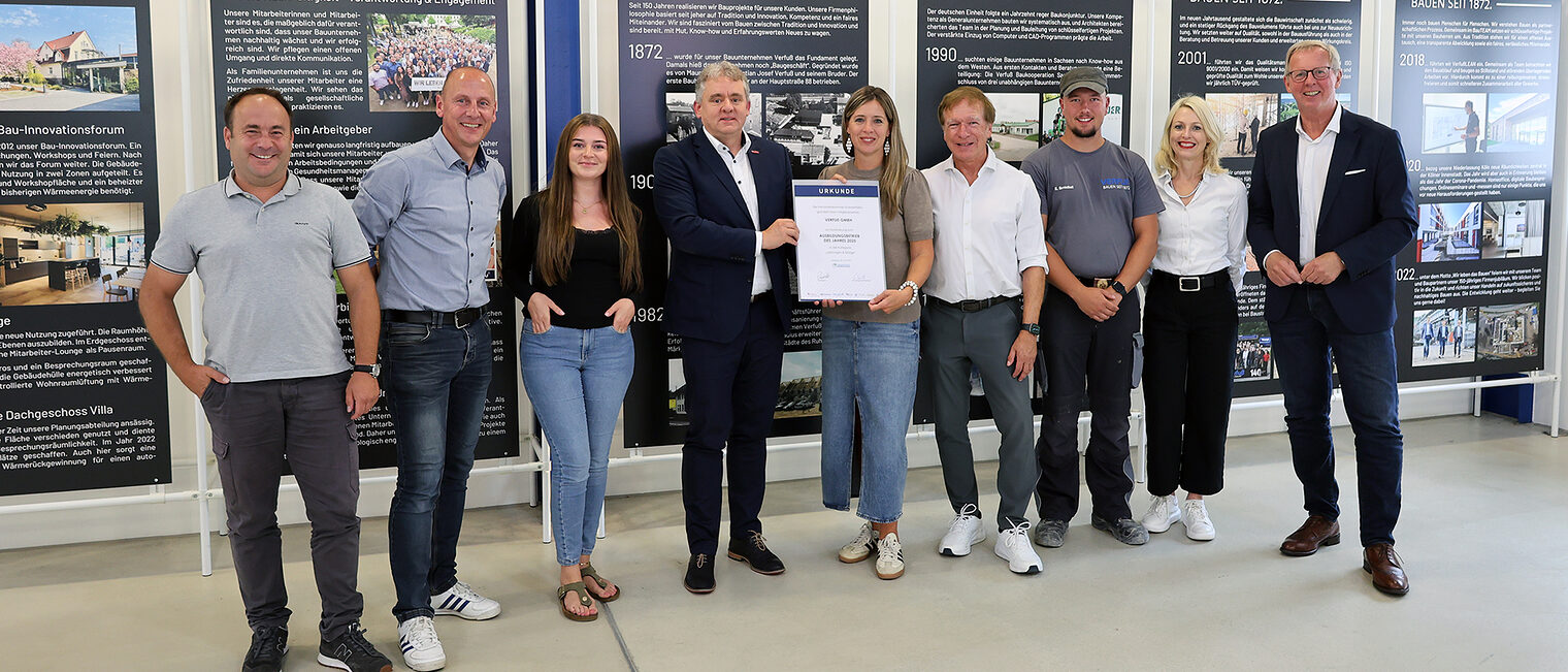 Verfuß GmbH für Ausbildungspreis nominiert. Gruppenfoto mit Vertreterinnen und Vertreter zur Nominierung zum Ausbildungspreis des Jahres.