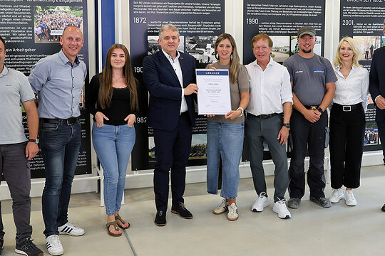 Gruppenfoto mit Vertreterinnen und Vertreter zur Nominierung zum Ausbildungspreis des Jahres. 