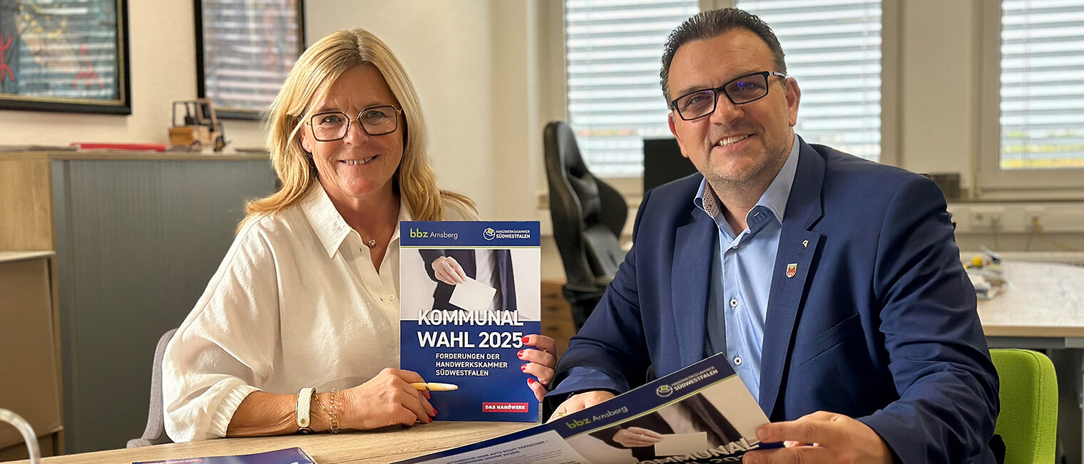 Gespräch mit Iserlohns Bürgermeister Michael Joithe. Foto mit Uta Neumeister, Handwerkskammer Südwestfalen, und Michael Joithe, Bürgermeister Iserlohn.
