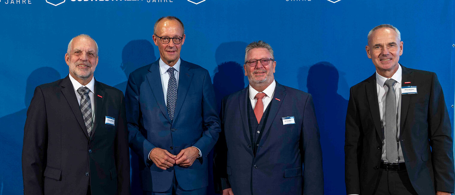 Gruppenfoto mit Vertretern des Vorstands der Handwerkskammer Südwestfalen und Bundeskanzler Friedrich Merz.