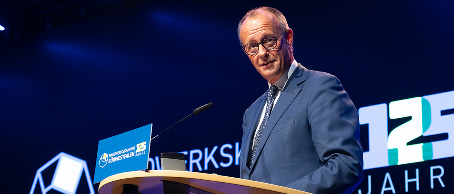 Bundeskanzler Friedrich Merz hält eine Rede auf der Bühne bei der Veransaltung "125 Jahre Handwerkskammer Südwestfalen".