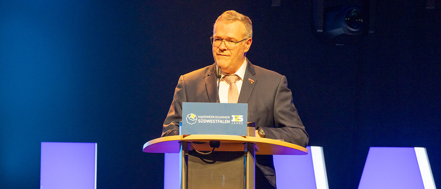 Jörg Dittrich, Präsident des Zentralverbands des Deutschen Handwerks, hält eine Rede auf der Bühne.
