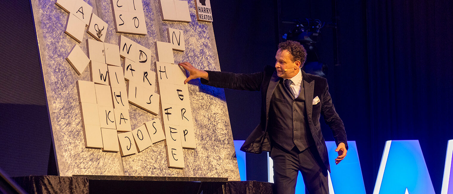 Magier Dr. Harry Keaton auf der Bühne bei "125 Jahre Handwerkskammer Südwestfalen".