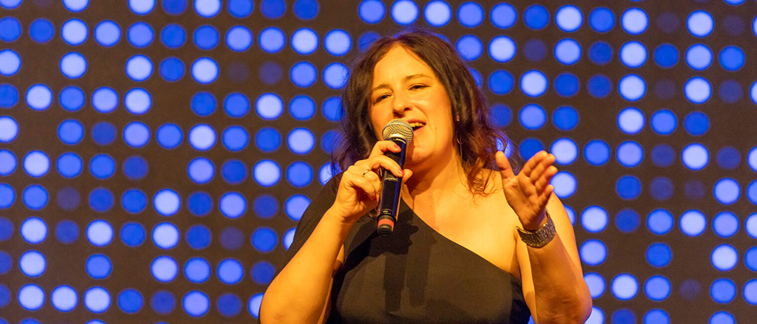 Sängerin Luisa Feldmann singt auf der Bühne bei der Veranstaltung "125 Jahre Handwerkskammer Südwestfalen".