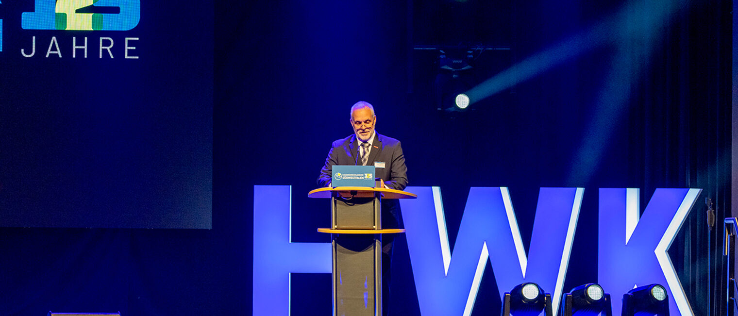 Jochen Renfordt, Präsident der HwK Südwestfalen, hält eine Rede auf der Bühne bei "125 Jahre Handwerkskammer Südwestfalen".