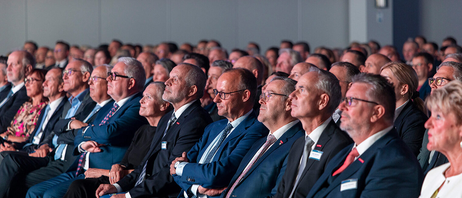 Ein voll besetzter Zuschauersaal. In der ersten Reihe ist unter anderem Bundeskanzler Friedrich Merz zu sehen.