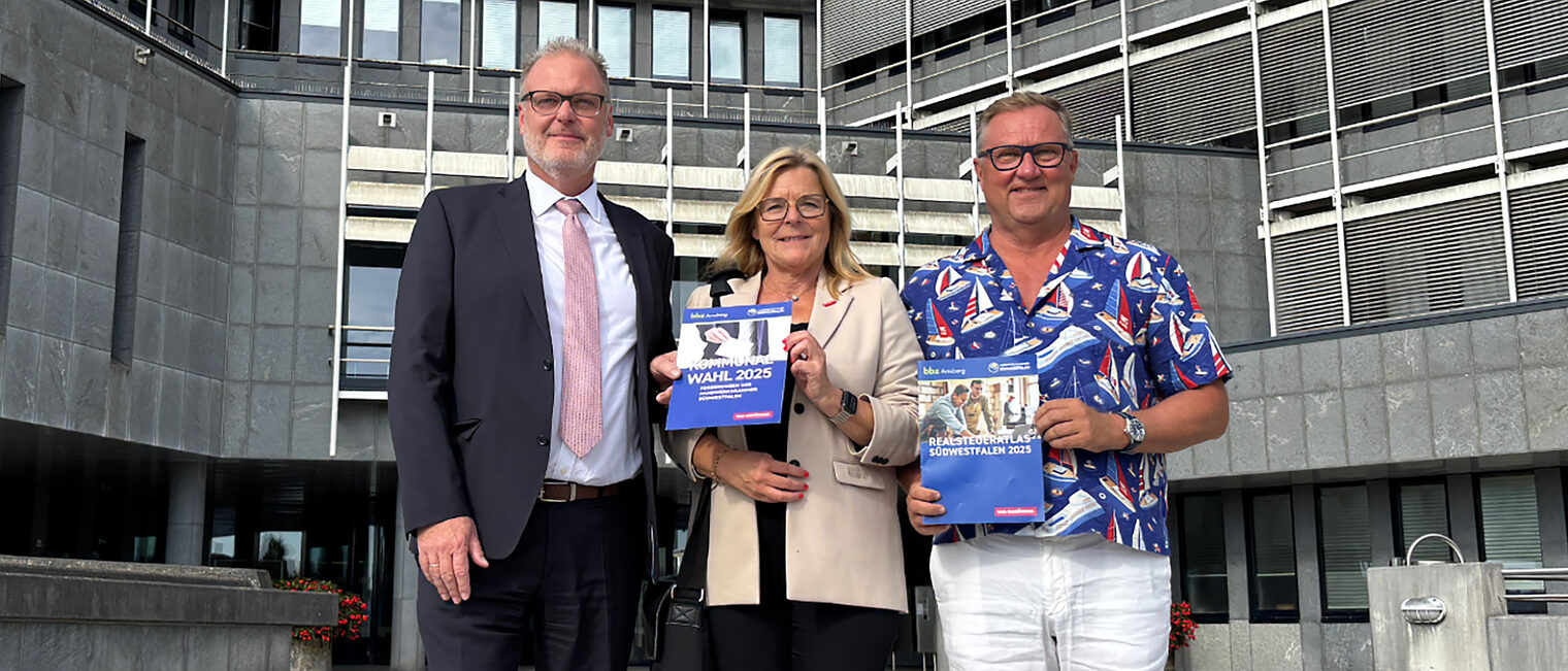 Gruppenfoto mit Handwerkskammer und Vertretern der Kreisverwaltung Märkischer Kreis. Im Hintergrund das Kreishaus Lüdenscheid
