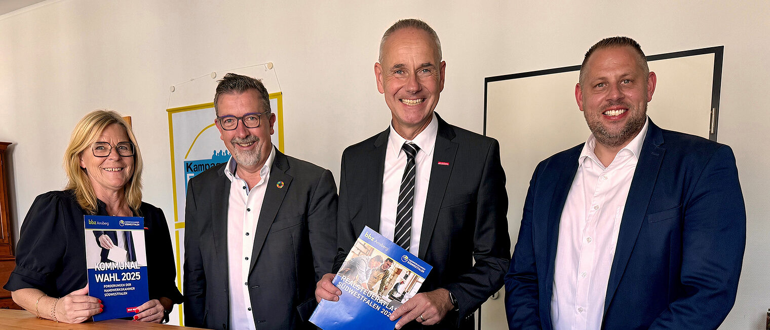 Gruppenfoto mit Ulrich Hermann, Uta Neumeister, Bürgermeister Bernd Fuhrmann sowie Christian l´Hilver.