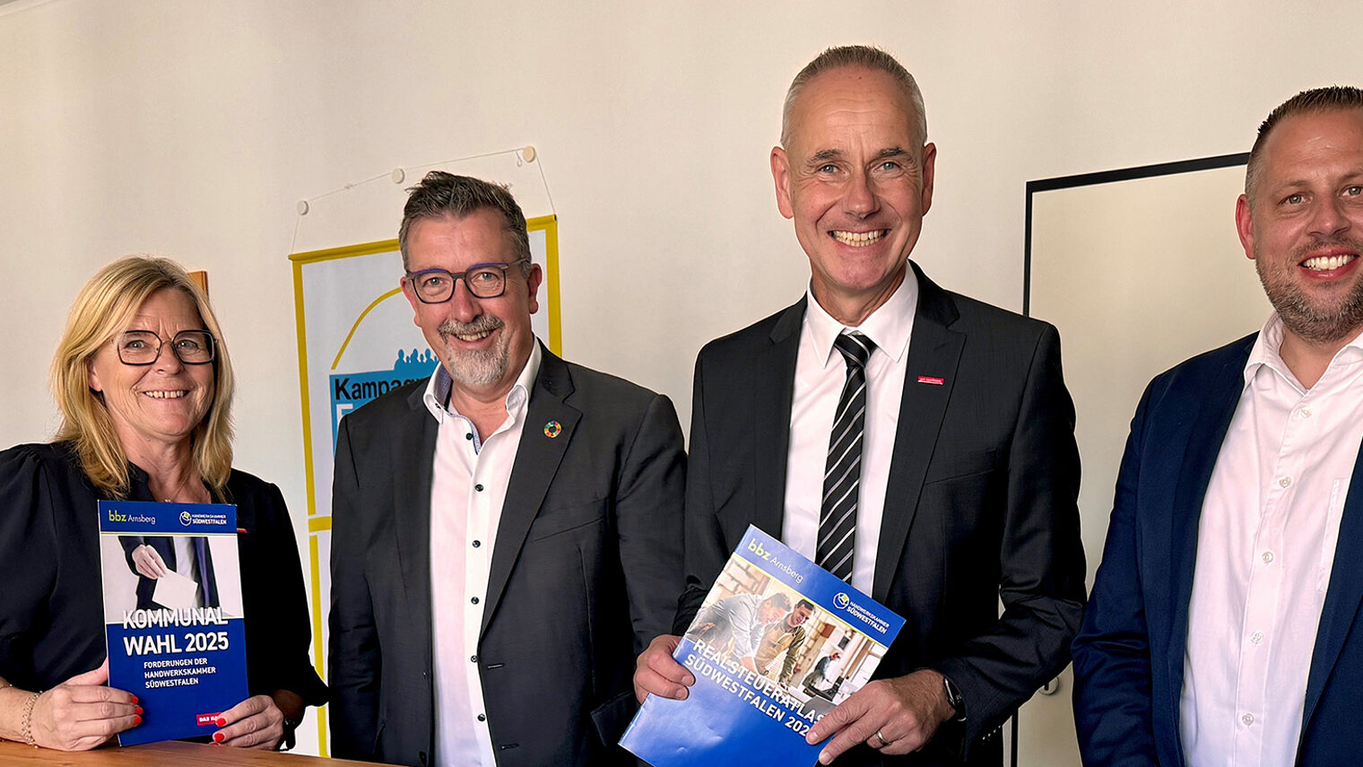 Gruppenfoto mit Ulrich Hermann, Uta Neumeister, Bürgermeister Bernd Fuhrmann sowie Christian l´Hilver. 