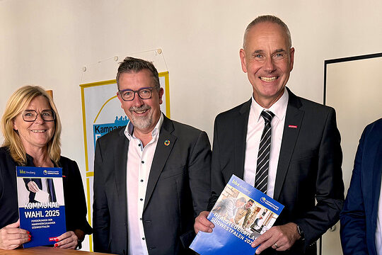 Gruppenfoto mit Ulrich Hermann, Uta Neumeister, Bürgermeister Bernd Fuhrmann sowie Christian l´Hilver. 