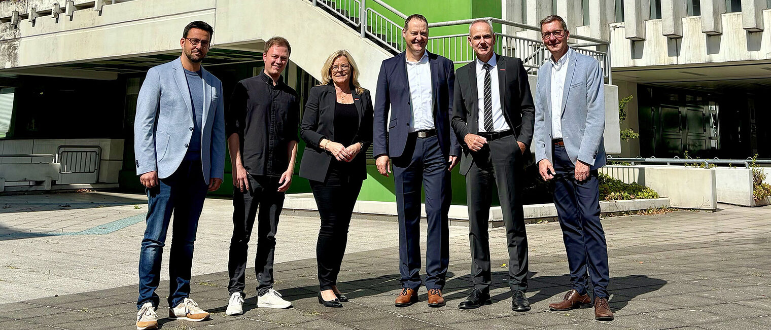 Gruppenbild mit Vertretern der Handwerkskammer sowie dem Olper Bürgermeister und der Verwaltungsspitze.