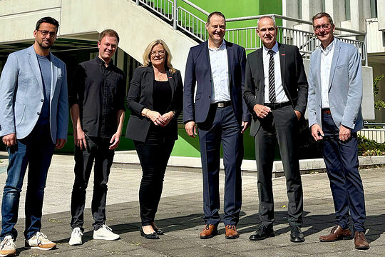 Gruppenbild mit Vertretern der Handwerkskammer sowie dem Olper Bürgermeister und der Verwaltungsspitze.
