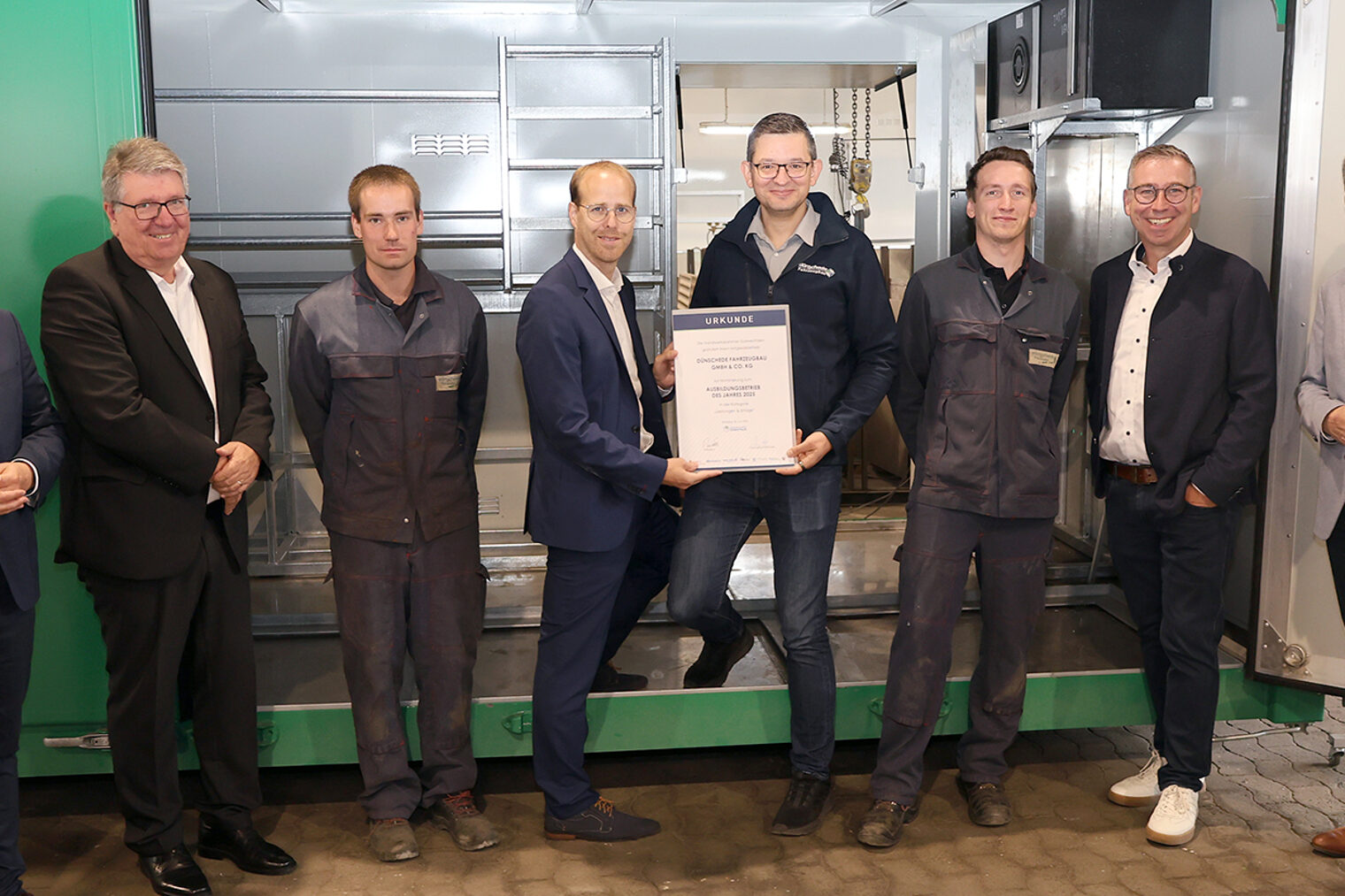 Gruppenfoto zur Nominierung der Dünschede Fahrzeugbau GmbH aus Meschede zum Ausbildungspreis des Jahres. 