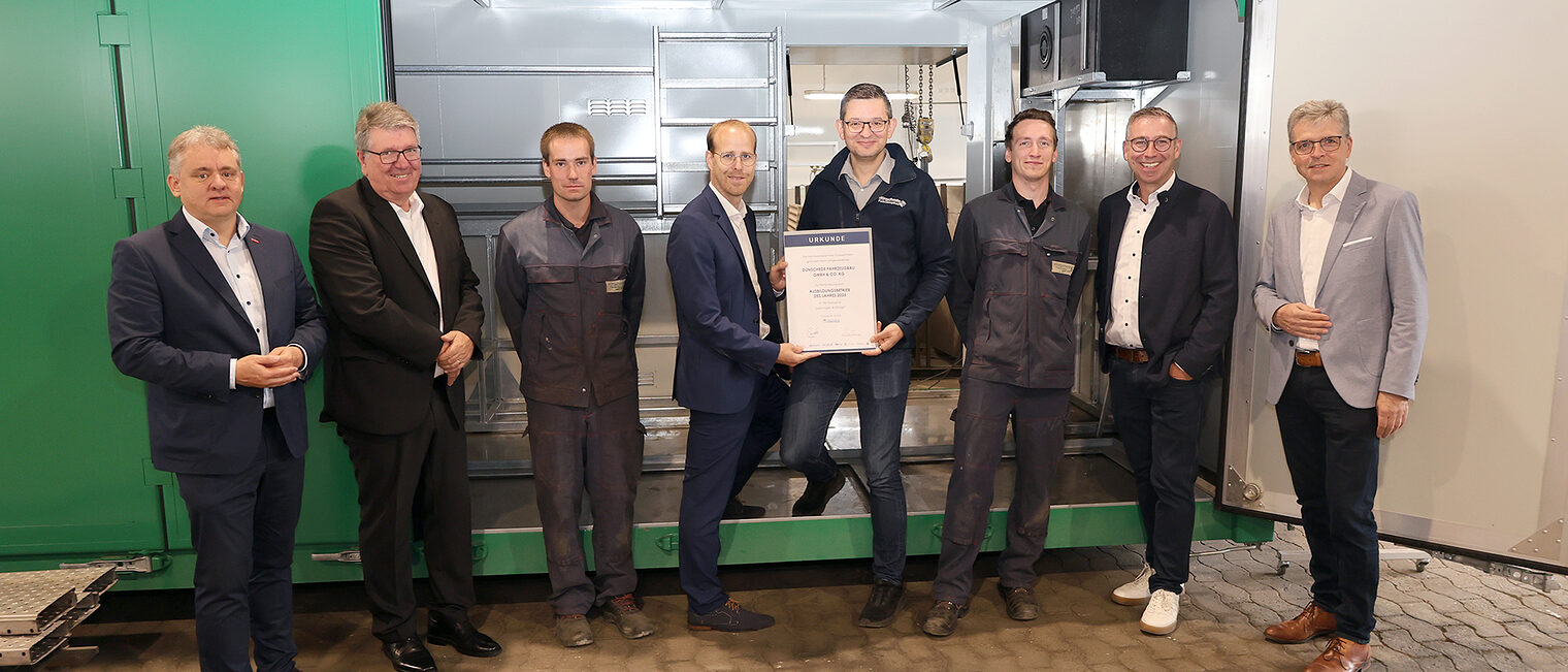 Gruppenfoto zur Nominierung der Dünschede Fahrzeugbau GmbH aus Meschede zum Ausbildungspreis des Jahres.