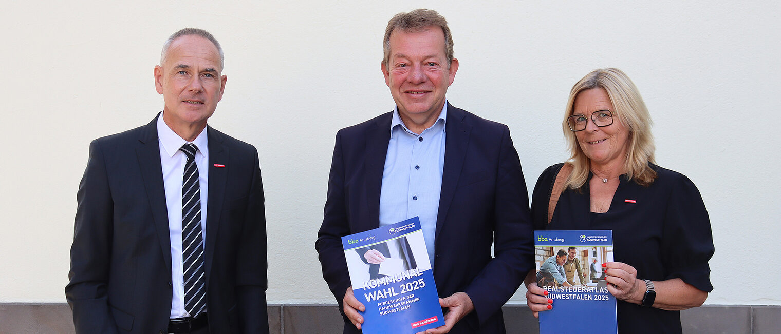 Gruppenfoto mit Ulrich Hermann, Siegens Bürgermeister Steffen Mues und Uta Neumeister.